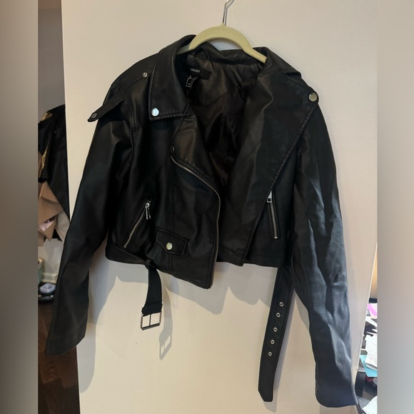Size Large Like New Faux Leather Cropped Black Jacket Forever 21 - Picture 2 of 6